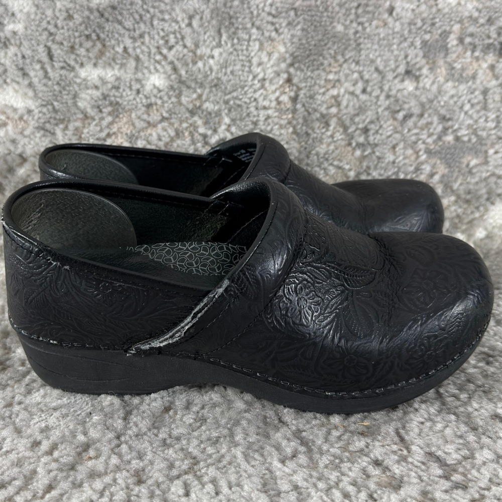 Dansko Size 39 XP 2.0 Tooled Floral Clogs Comfort Professional Shoes Black Women - Picture 3 of 9